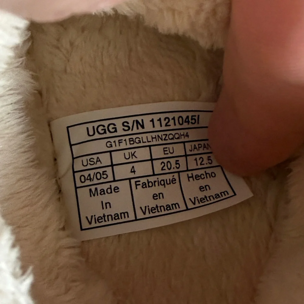 UGG Baby Bixbee Cream Sherpa faux fur Slip-Ons slippers crib shoes size 4/5